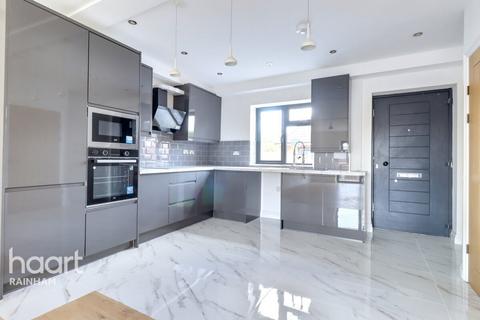 15 Berwick Pond Close, Rainham, RM13 9QP