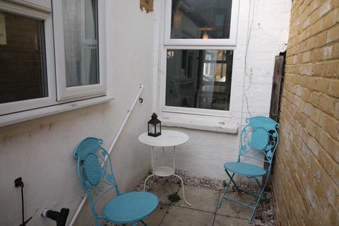 12 Braemar Road, Brentford, TW8 0NR
