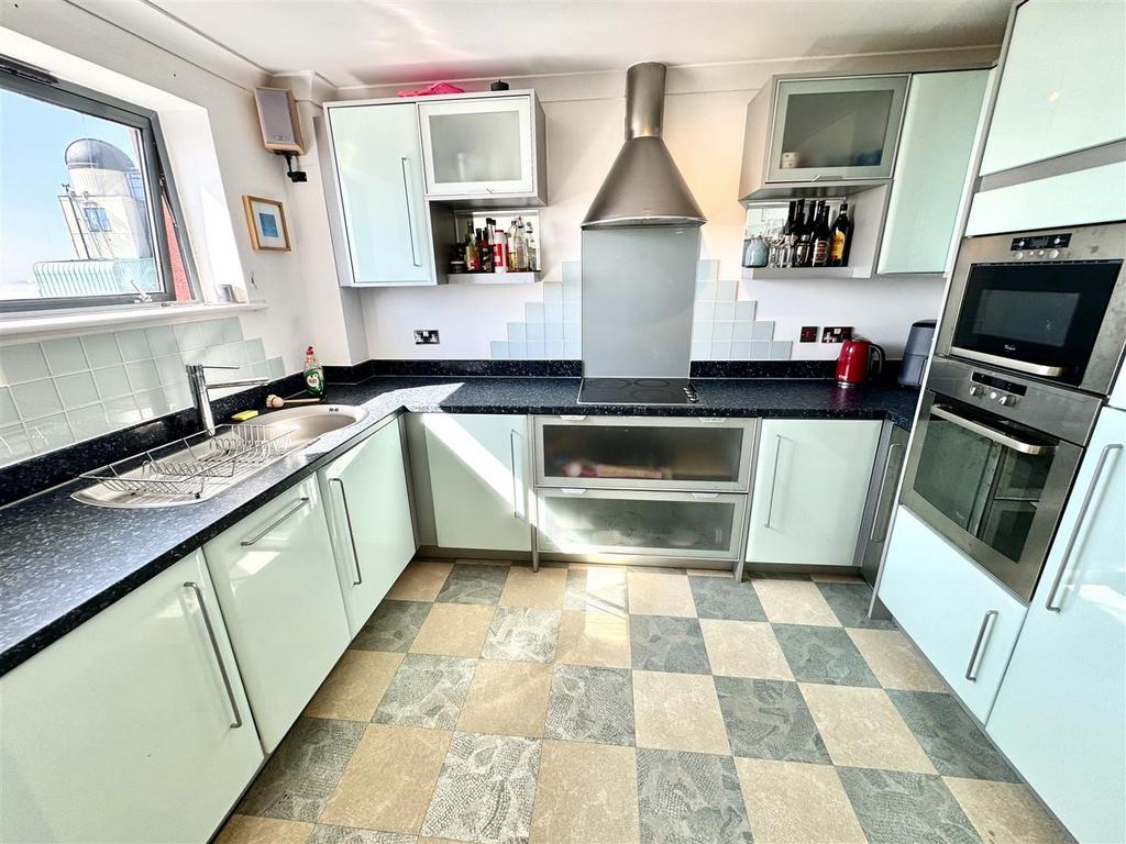 Kitchen 2.jpg