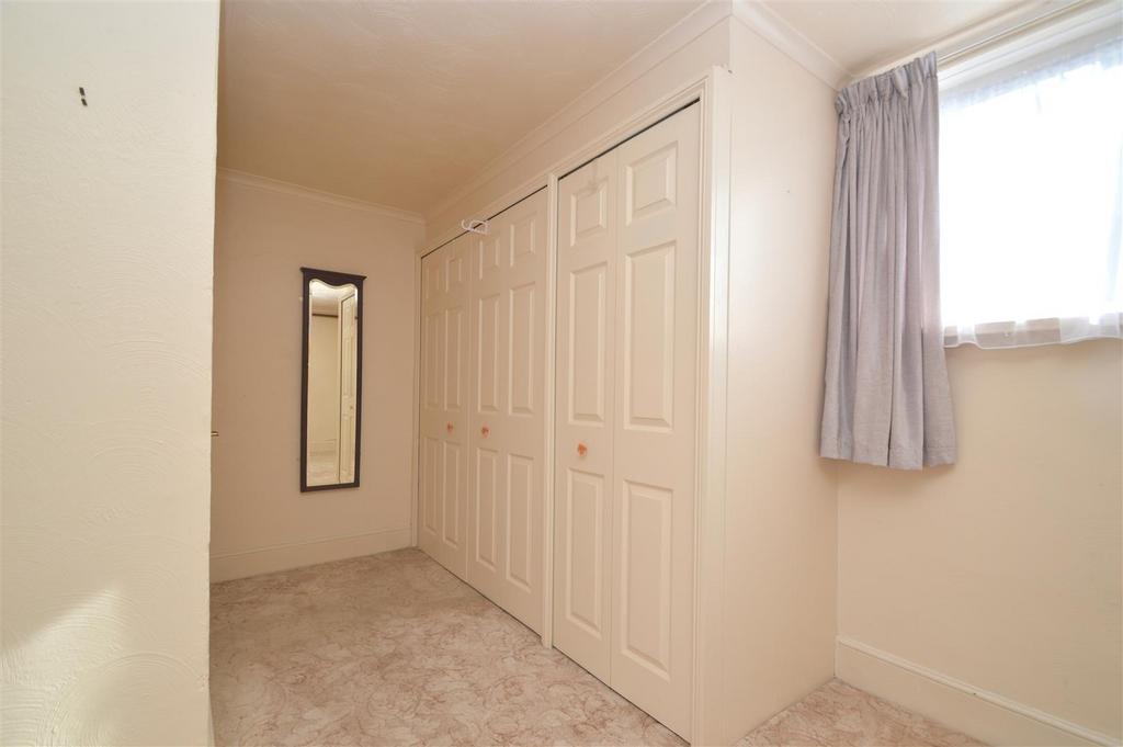 Dressing area in Bedroom 2