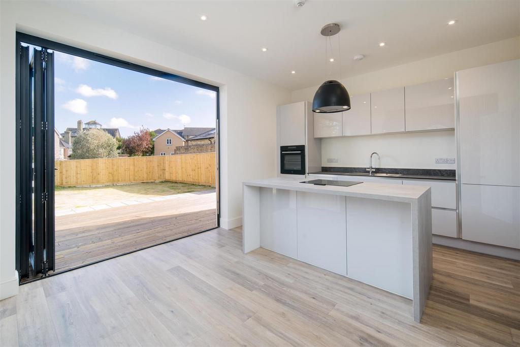 Dining area to kitchen