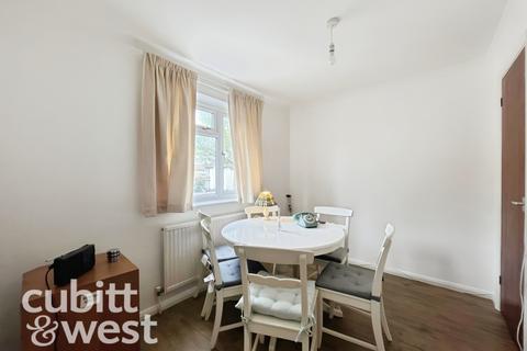 3 bedroom townhouse to rent, AVAILABLE WITH NO DEPOSITBucklers Court Portsmouth PO2