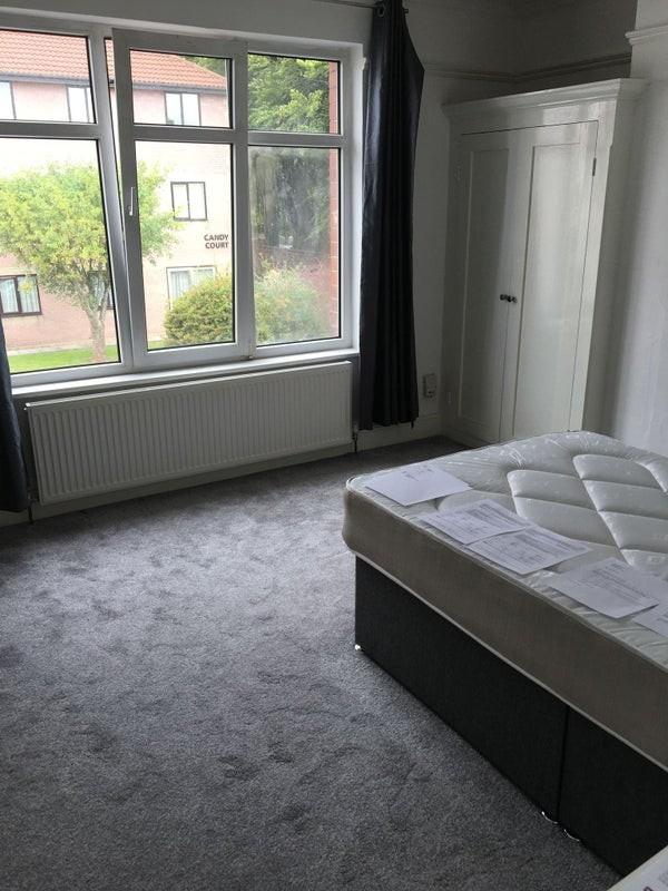 This inviting double bedroom features ample nat...