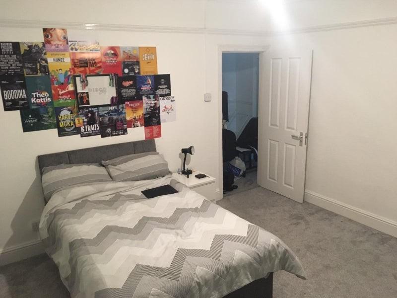 A cozy double bedroom featuring a comfortable b...