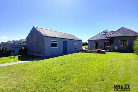 3 bedroom detached bungalow for sale, Carmarthen Road, Kilgetty, Pembrokeshire. SA68 0UJ