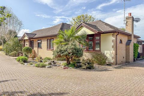 77 Broad Walk, Hockley, SS5 5DG