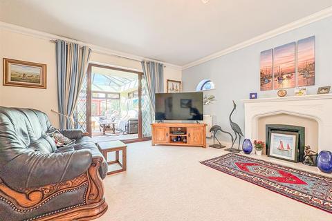 77 Broad Walk, Hockley, SS5 5DG