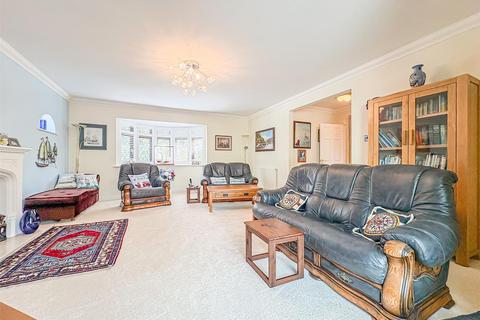 77 Broad Walk, Hockley, SS5 5DG