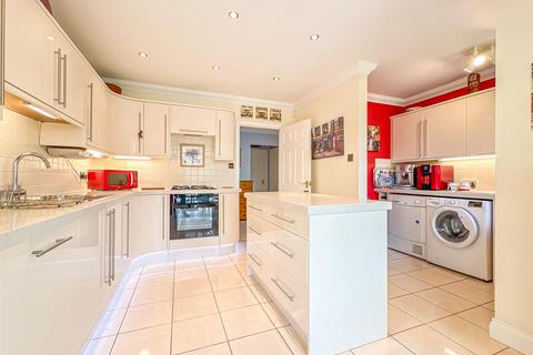 77 Broad Walk, Hockley, SS5 5DG