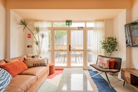 Flat to rent, Morecambe Street, London, SE17