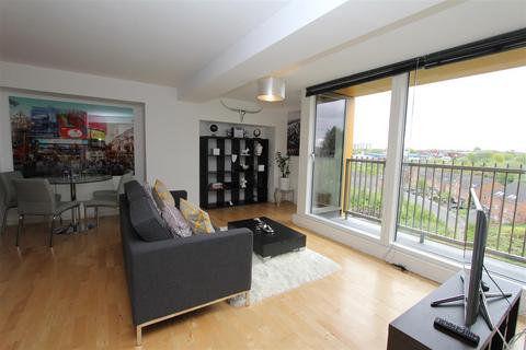 1 bedroom flat for sale, Saxton Gardens, The Avenue