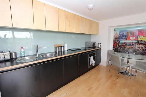 1 bedroom flat for sale, Saxton Gardens, The Avenue