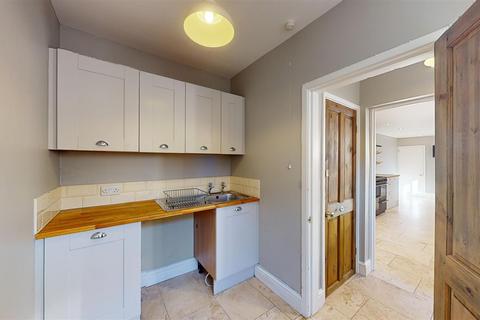3 bedroom townhouse to rent, Queen Street, Stamford