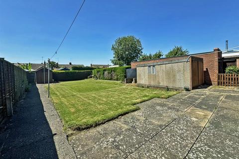2 bedroom detached bungalow to rent, Castle Drive, Peterborough