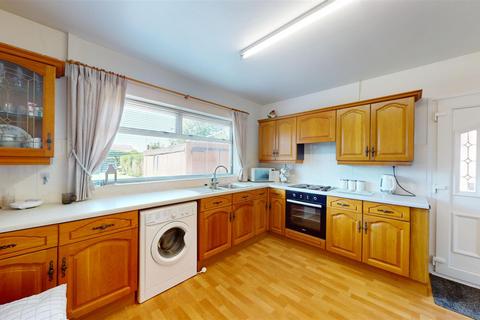 2 bedroom detached bungalow to rent, Castle Drive, Peterborough