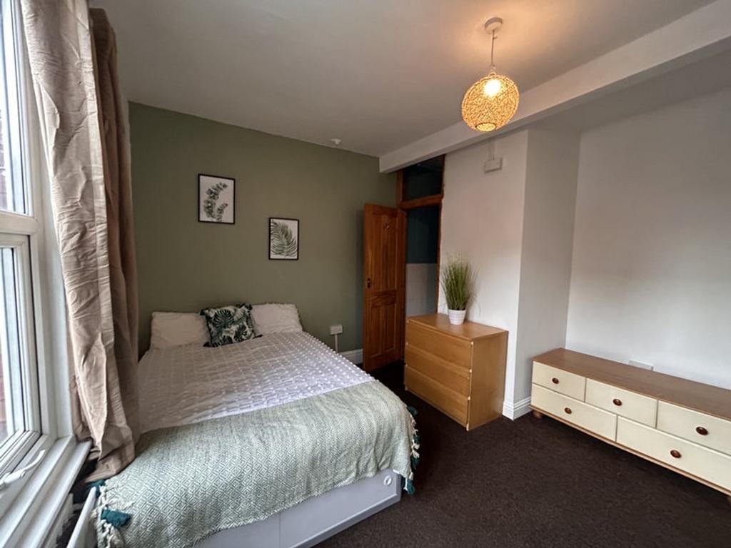 A cozy double bedroom featuring a comfortable b...