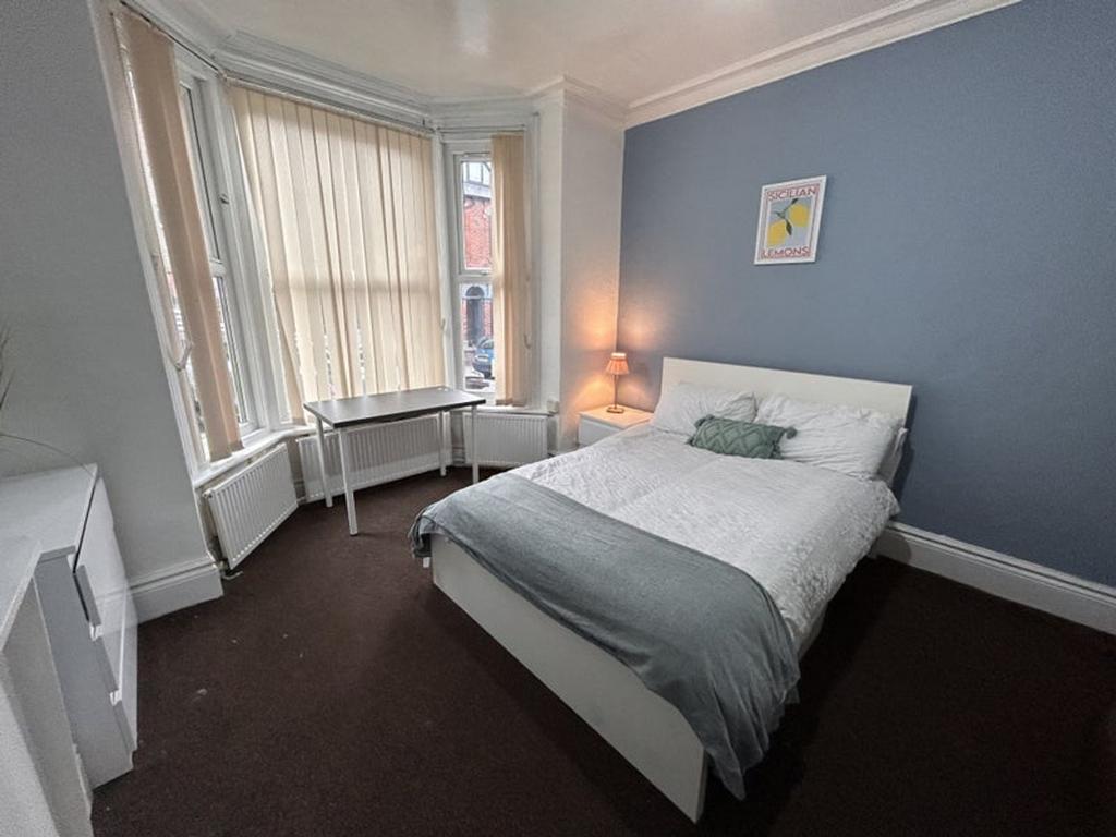 This inviting double bedroom features ample nat...