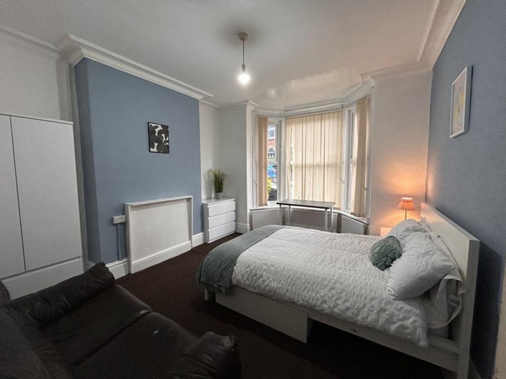 This inviting double bedroom features a comfort...