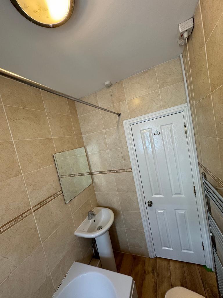 This well-maintained bathroom features modern f...