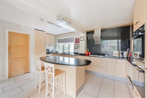 41 Downs Way, Tadworth, KT20 5DP