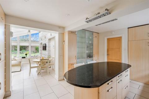 41 Downs Way, Tadworth, KT20 5DP