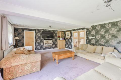 41 Downs Way, Tadworth, KT20 5DP