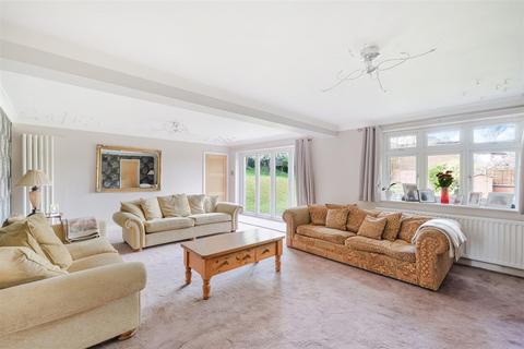 41 Downs Way, Tadworth, KT20 5DP