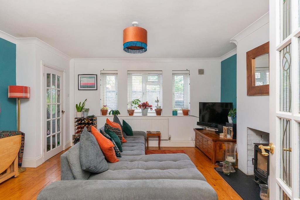 1 B0 R4 BR - Living Room E.jpg