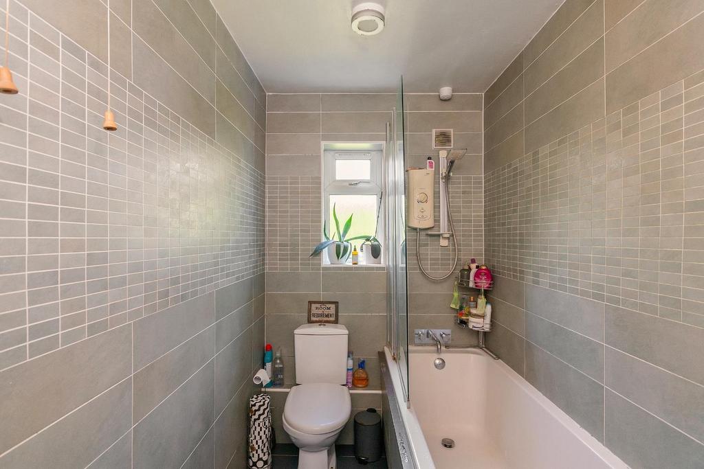 1 B0 R4 BR - Bathroom B.jpg