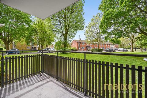 2 bedroom flat for sale, Strathdon Drive, London SW17