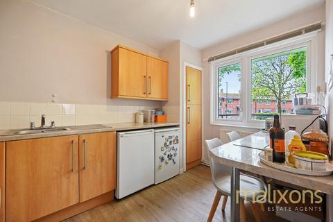 2 bedroom flat for sale, Strathdon Drive, London SW17