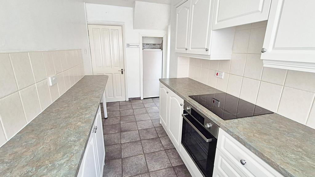11 Kitchen.jpg