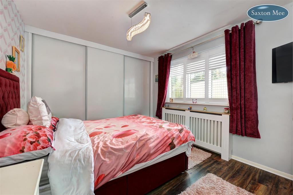 Bedroom 1 8159.jpg