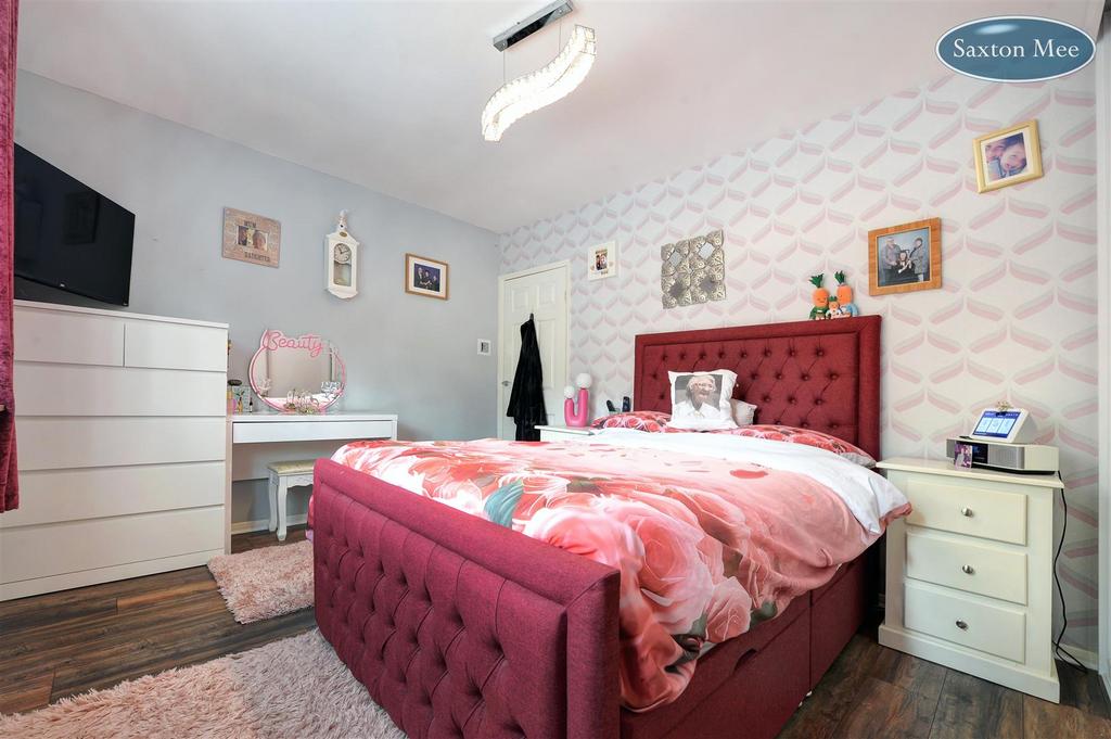 Bedroom 1 8171.jpg