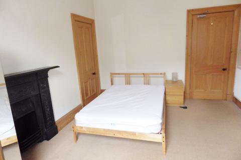 3 bedroom flat to rent, Comiston Road EH10