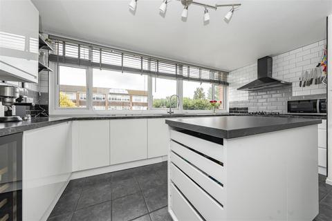 11 Black Horse Close, Windsor, SL4 5QP
