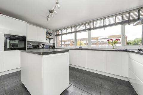 11 Black Horse Close, Windsor, SL4 5QP