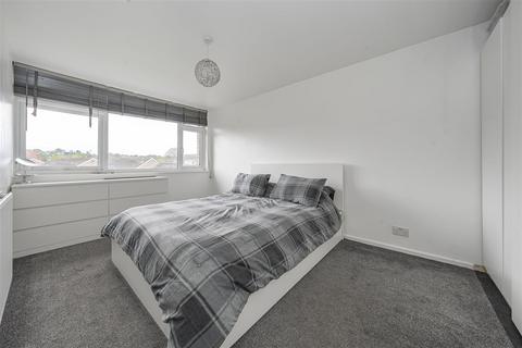 11 Black Horse Close, Windsor, SL4 5QP