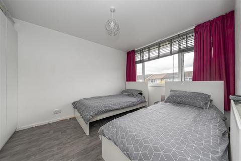 11 Black Horse Close, Windsor, SL4 5QP