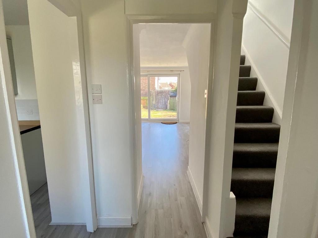 2. 5 Keats Rd - Hallway.jpg