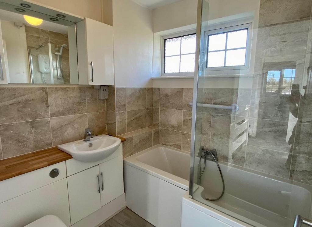 8. 5 Keats Rd - Bathroom.jpg