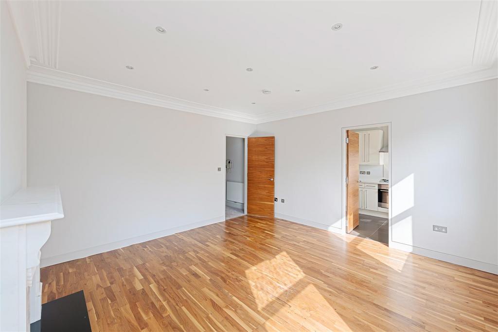 Flat 3, 35 Netherhall Gardens Hi-4.jpg