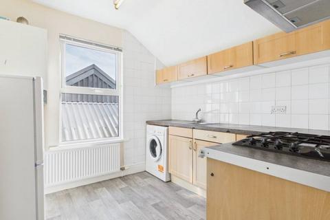 3 bedroom flat to rent, Hyde Lane, London Road, Gloucester, Gloucestershire, GL1