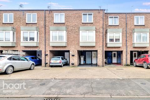 3 bedroom townhouse for sale, Drummond Road, Romford, RM7 7EW