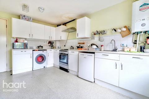 3 bedroom townhouse for sale, Drummond Road, Romford, RM7 7EW