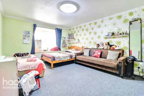 3 bedroom townhouse for sale, Drummond Road, Romford, RM7 7EW