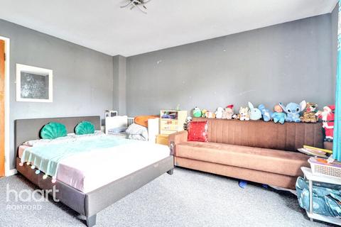 3 bedroom townhouse for sale, Drummond Road, Romford, RM7 7EW