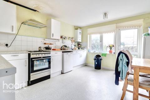 3 bedroom townhouse for sale, Drummond Road, Romford, RM7 7EW
