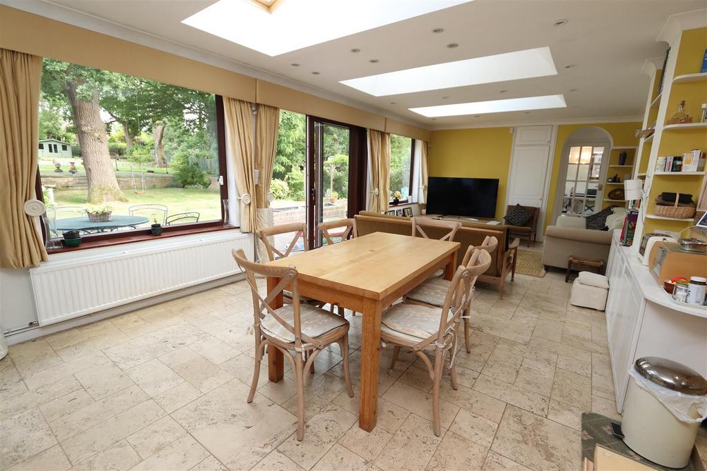 Kitchen/dining/family room