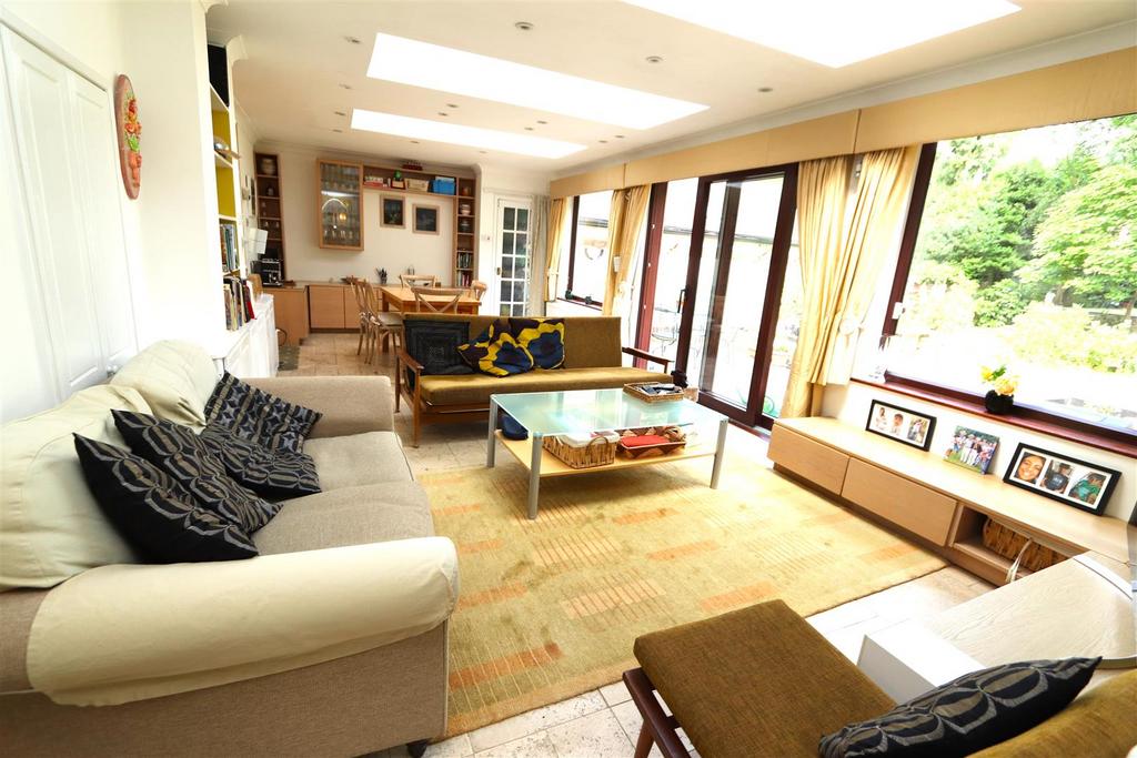 Kitchen/dining/family room
